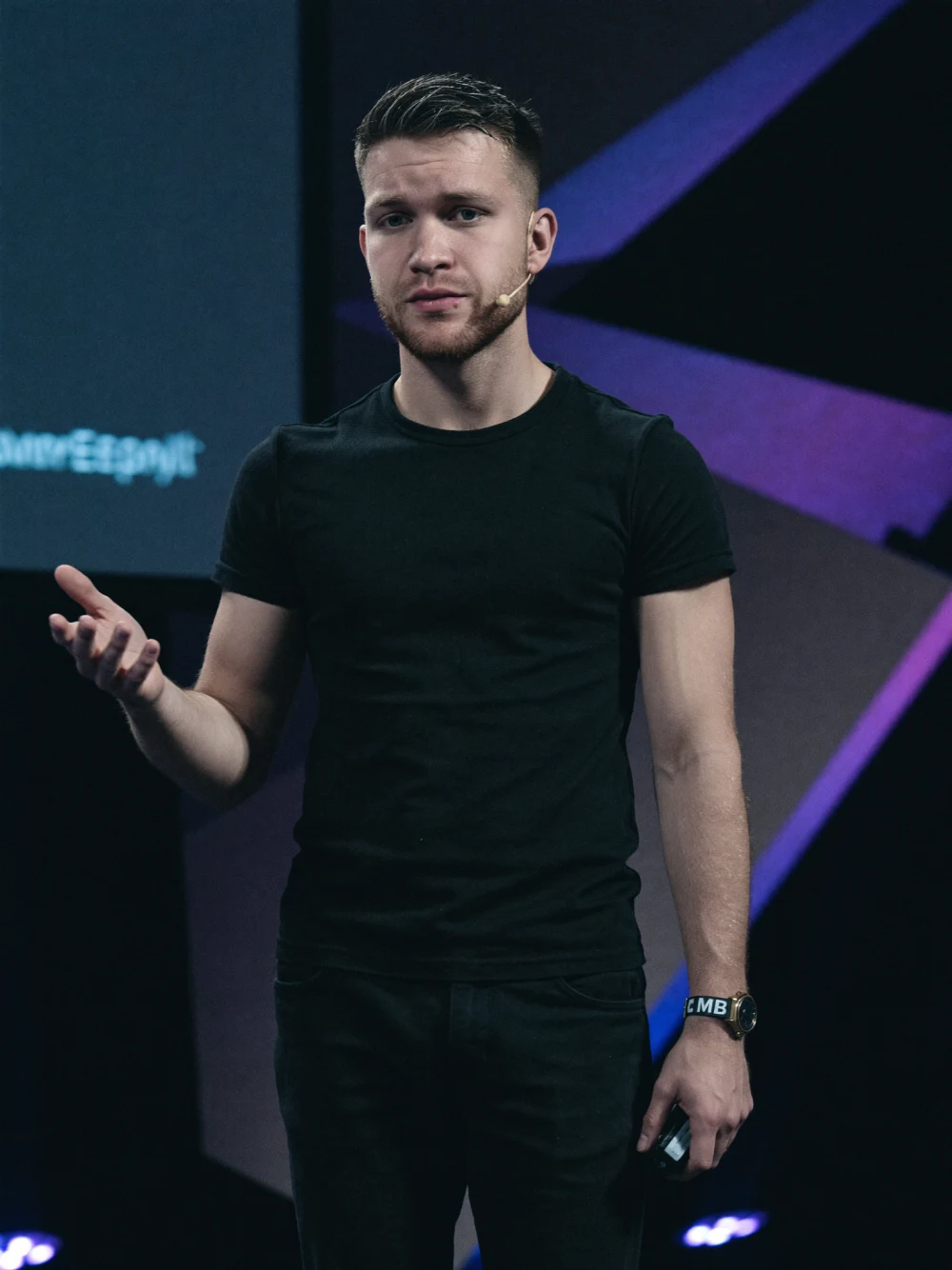 Maximilian Bossow, founder and CEO of VonaxAI, on stage